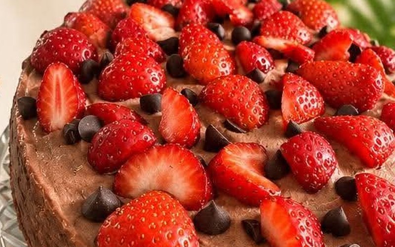 Gâteau au chocolat KetoZen garni de fraises et de pépites de chocolat noir