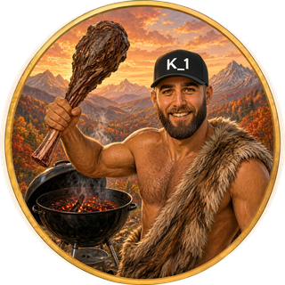 Mick en homme des cavernes, un os de tomahawk à la main, devant son BBQ au charbon