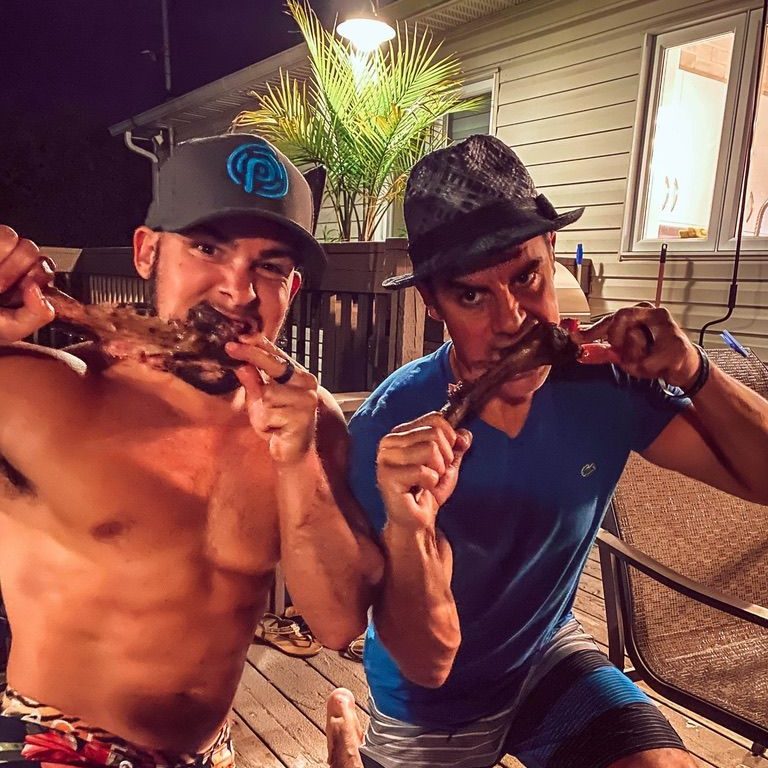 Mick en chest et Yann sur une terrasse, la nuit, un tomahawk à la main