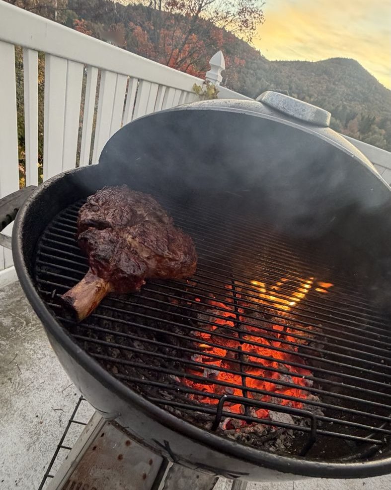 Le BBQ devant la montagne et le feuillage d'automne