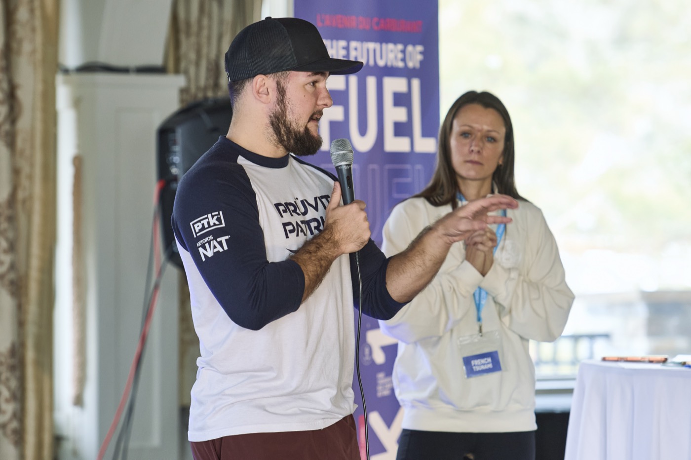 Mick et Camille sur scène lors d'une conférence