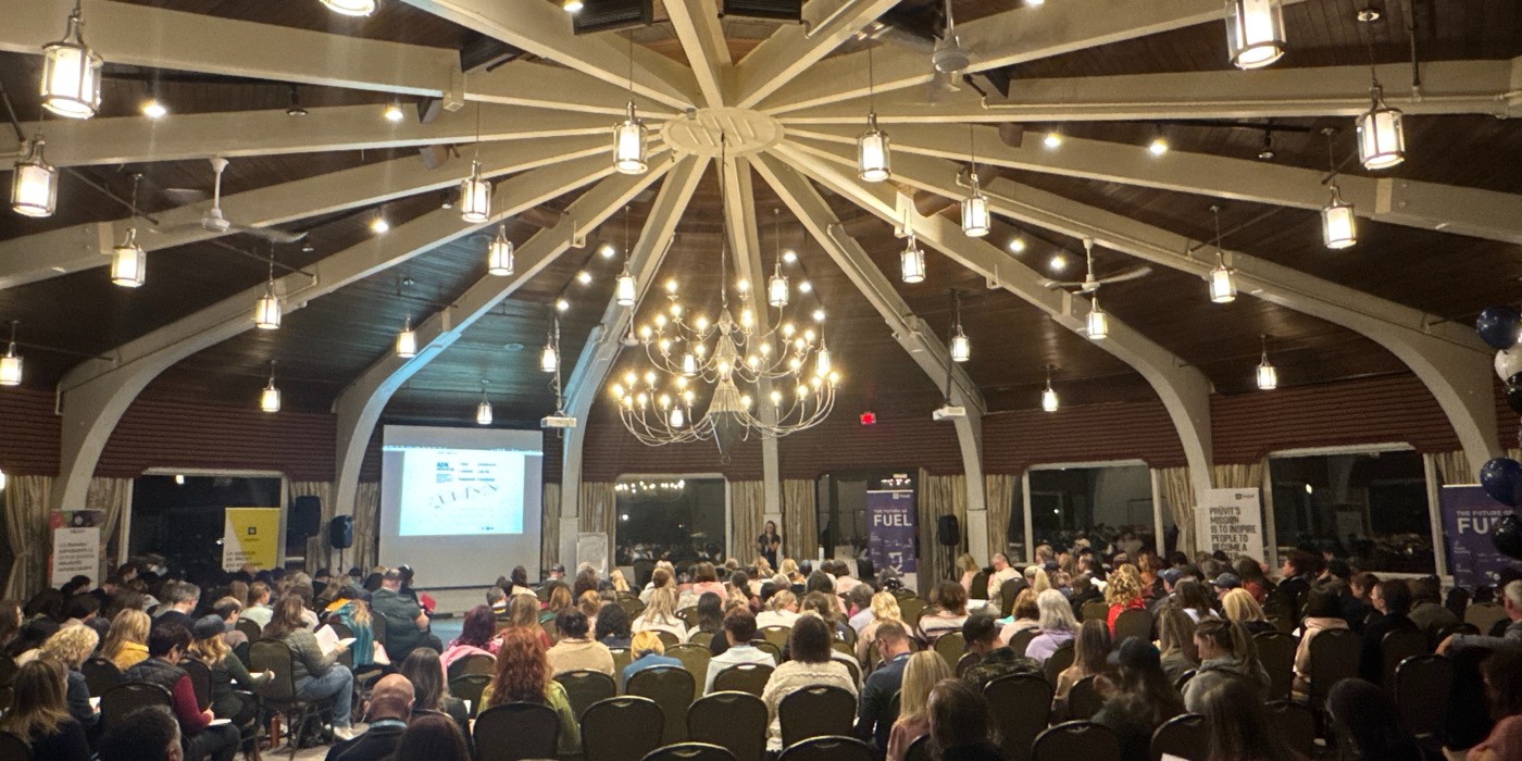 Une salle pleine lors d'une conférence KetoZen